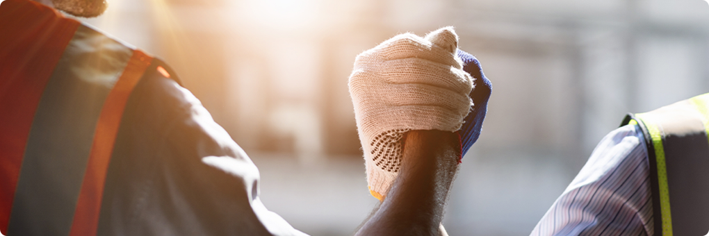 손을 맞잡고 있는 사람들